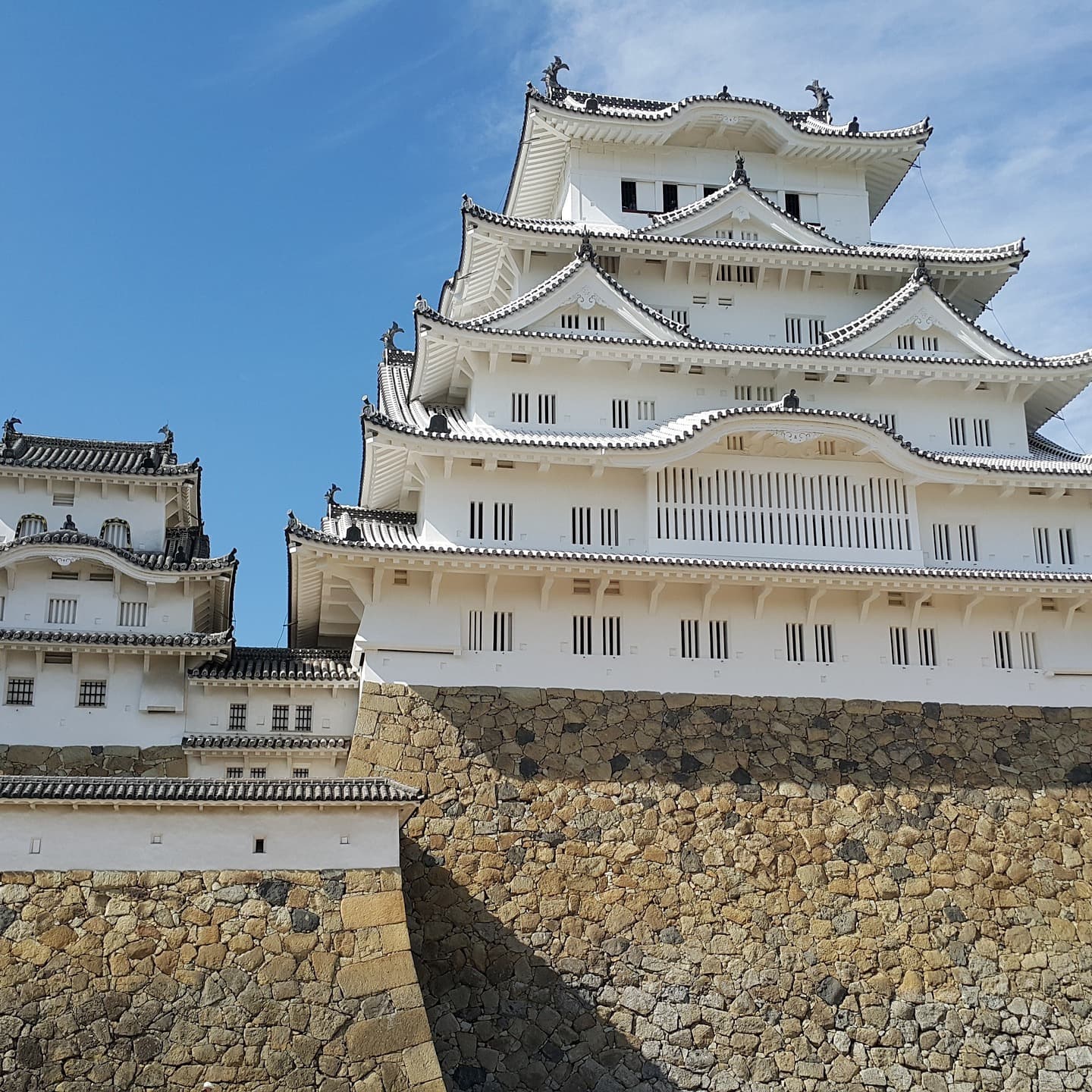 城を訪れる貸切バス旅行イメージ